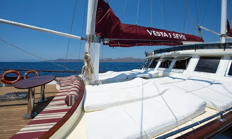 Gulet Vesta 1 Sevil | Marmaris 32 Metre Lüks Gulet Kiralama – 8 Kabin 16 Kişi, Jakuzili Flybridge · 4
