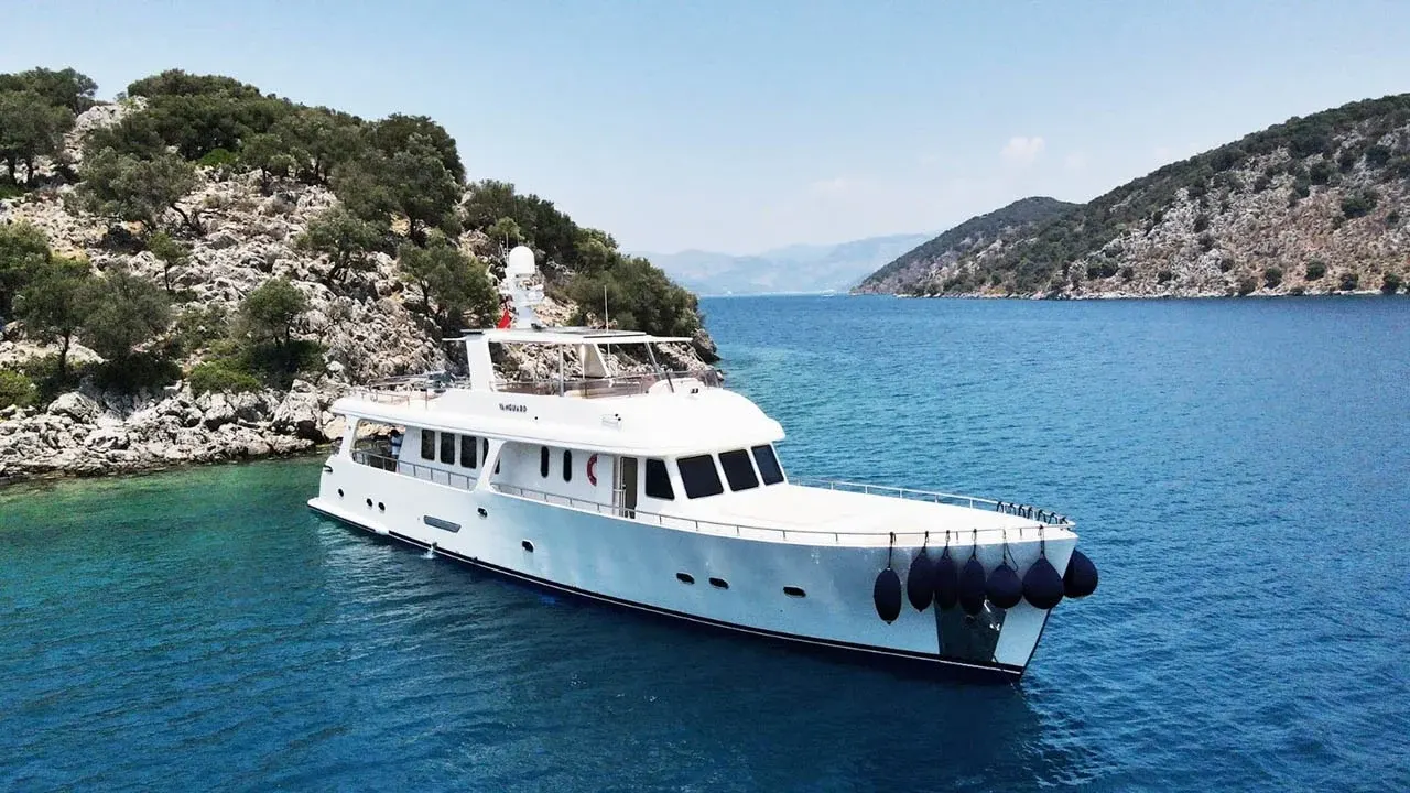 Motor Yat Vanguard | 27 Metre Lüks Motoryat Kiralama – 3 Kabin, 6 Kişi