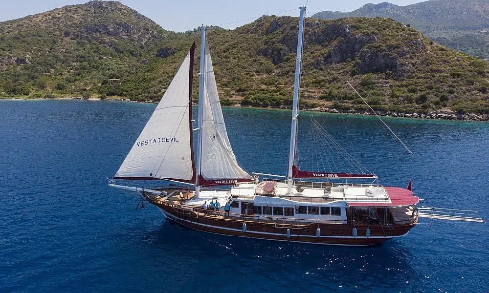 Gulet Vesta 1 Sevil | Marmaris 32 Metre Lüks Gulet Kiralama – 8 Kabin 16 Kişi, Jakuzili Flybridge