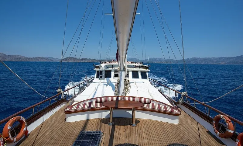 Gulet Vesta 1 Sevil | Marmaris 32 Metre Lüks Gulet Kiralama – 8 Kabin 16 Kişi, Jakuzili Flybridge · 2