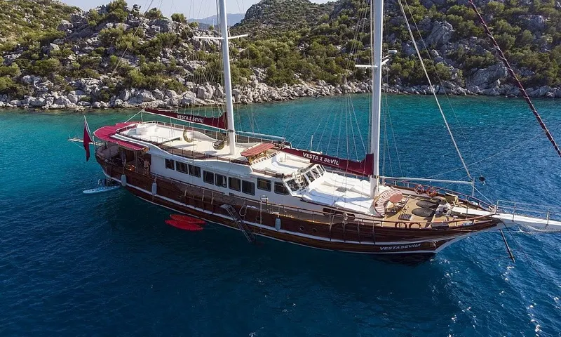 Gulet Vesta 1 Sevil | Marmaris 32 Metre Lüks Gulet Kiralama – 8 Kabin 16 Kişi, Jakuzili Flybridge · 5