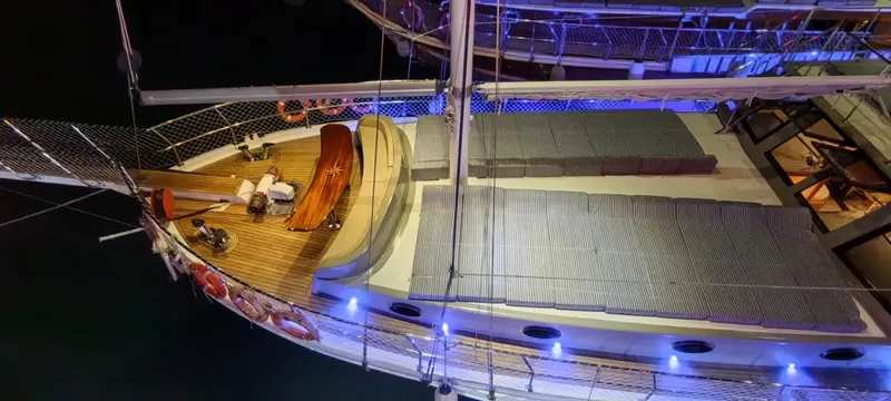 Marmaris’te Unutulmaz Bir Günlük Tekne Turu 35 Pax · 3