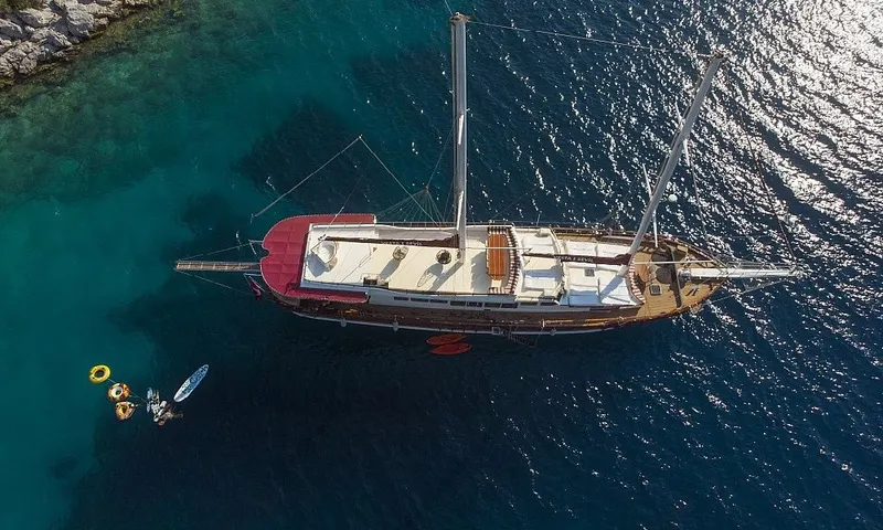 Gulet Vesta 1 Sevil | Marmaris 32 Metre Lüks Gulet Kiralama – 8 Kabin 16 Kişi, Jakuzili Flybridge · 3